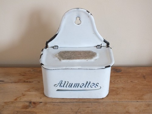 Ancienne boîte à - +,