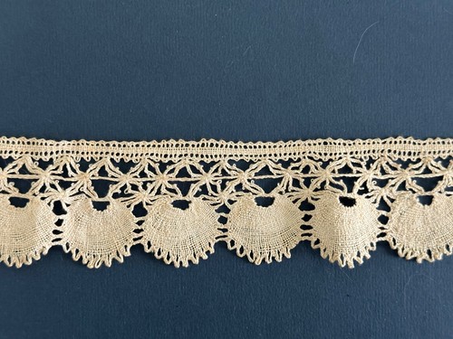 Dentelle ancienne aux fuseaux