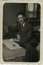 ANTIQUE PHOTO - VINTAGE SNAPSHOT - MEN READING NEWSPAPER LIBRARY - READING
