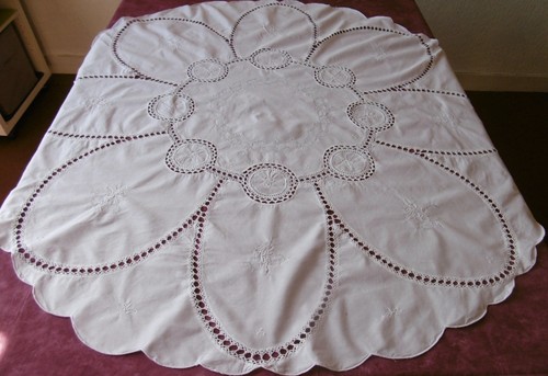 Nappe vintage brodée avec