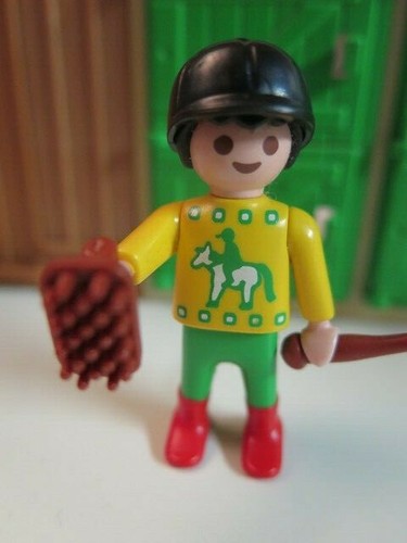 Enfant avec bombe cravache - bombe,