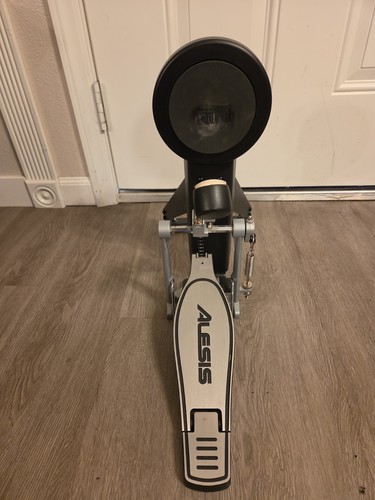 Alesis kick tower with pedal - alesis,