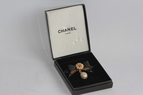 Chanel broche émaillée ruban - broche,