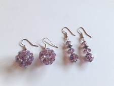 2 paires de boucles d'oreilles pendantes coloris violet perles Swarovski 