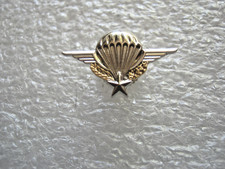 BOUTONNIERE DES TROUPES AEROPORTEES BREVET PARACHUTISTES ATTACHE A VIS FAB. Y.B