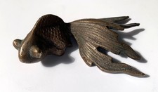 Ancien poisson koï miniature japonais oriental ornemental en bronze