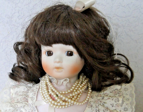 Poupée porcelaine collection