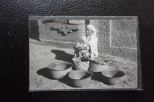 MADAGASCAR - postcard selling pots (B52)