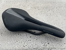 Fi'zi:k Antares R1 Open Saddle 7x9mm Carbon Braided Rails "Regular" 140mm width
