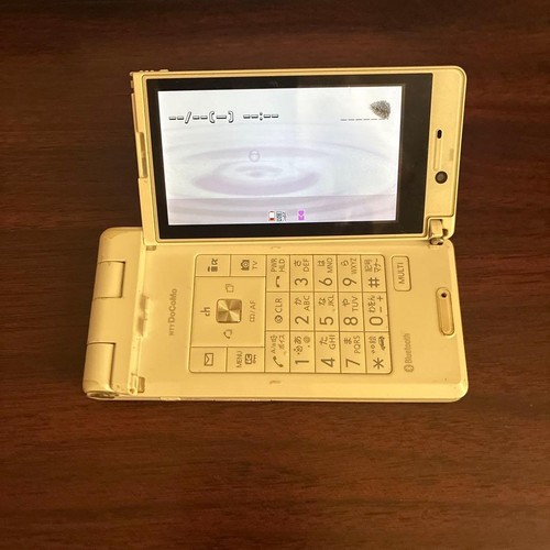 Téléphone clapet japonais - à,