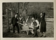 OLD PHOTO - VINTAGE SNAPSHOT - GROUP GARDEN WHEELBARROW FUNNY GAG - GARDEN