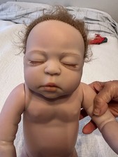 Poupée  Réaliste Nouveau-né ou Reborn, Poupée Bébé Yeux Fermés 45 cm
