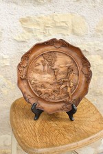 Assiette bois sculpte scene