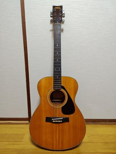 Guitare acoustique folklorique