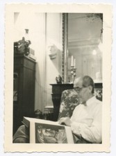 Snapshot Original Photo Man Reading Art Book Reading Interior Art - SA762