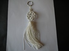 PORTE CLÉ PASSEMENTERIE MAROCAINE  AVEC BRODERIE EN SOIE BLANCHE