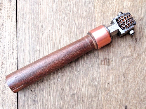 Outil ancien molette - , à