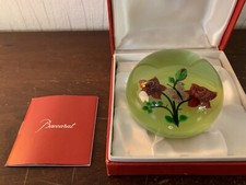 Boule presse papier rose et papillon en cristal de Baccarat