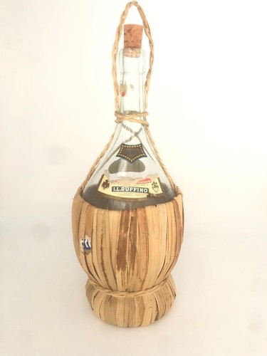 Grande bouteille vide ancienne