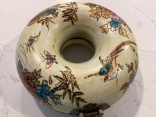 boite a bijoux , collier. ronde. fleur et oiseau. crème. bleu, doré.