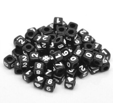 PERLES ACRYLIQUES : 100 cubes noirs avec chiffres et signes dièse  coeurs blancs