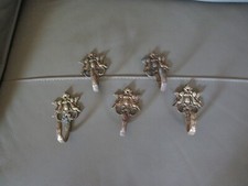 5 anciennes patères ou porte