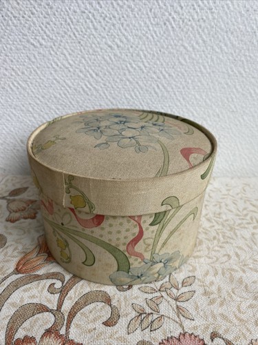 Ancienne boîte couture - À,