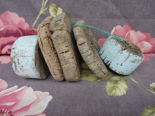 Lot antique cork net floats - lot,