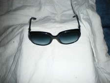 une paire de lunettes de