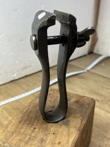 Old tool outil ancien étau - old, /