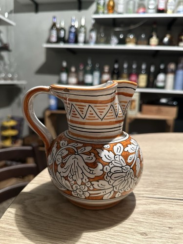 Vase pichet signé - , et