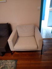 Fauteuil beige à pieds noirs