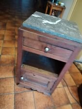 2 Tables de chevet avec plaque