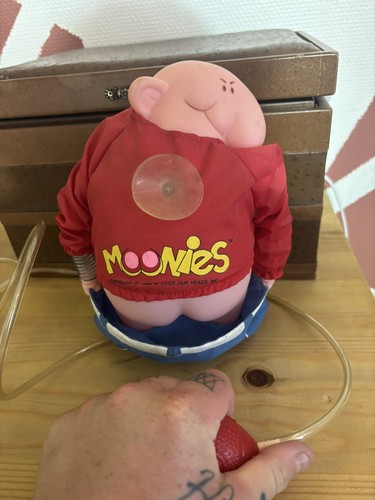 Figurine qui montre - , ses