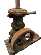 pompe à eau ancienne