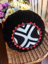 Joli coussin rond noir et