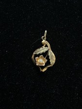 Joli pendentif en or 18K