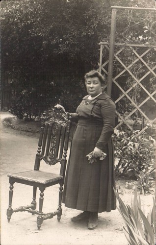 Femme avec chaise sculptée