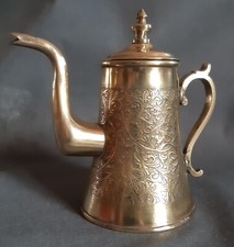 Ancienne petite cafetière ou bouilloire en laiton, richement ciselée.