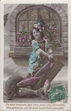 CP 1ER AVRIL PETITE FILLE SOURIANTE MALLE OSIER POISSONS FENETRE FLEURS - 55953