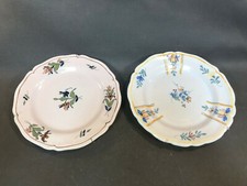 Lot de 2 anciennes assiettes de décoration murale en terre vernissée fleurs 