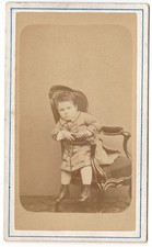 Jeune garçon tombant de son