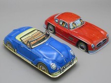 Voiture décapotable bleu et coque de Mercedes rouge