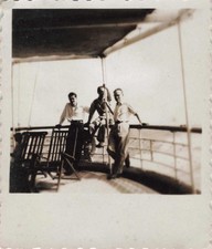 ANCIENNE PETITE PHOTOGRAPHIE PETIT GROUPE SUR DES TRANSATS SUR UN NAVIRE