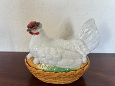 Poule au nid bonbonnière en porcelaine polychrome