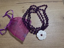 Grand collier sautoir perles résine violette fleur en nacre bijou vintage .