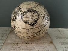 Joli globe terrestre sur