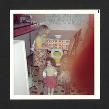 Fille joue cuisine poupées