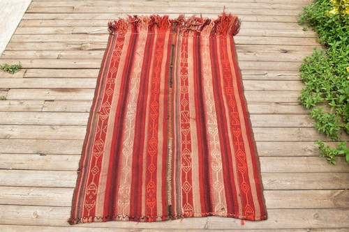 Tapis rouge tente primitive