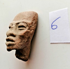 Très ancienne tête en terre